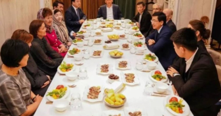 Асхат Аймағамбетов елордалық мұғалімдерге ауызашар берді (фото)