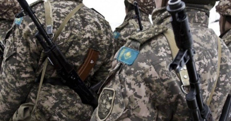 Подполковник жердегі кеспені жеуден бас тартқан сарбазды соққыға жыққан