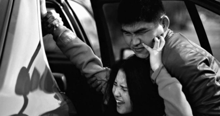 Алып қашып бара жатқан қыз көліктен секіріп қайтыс болды