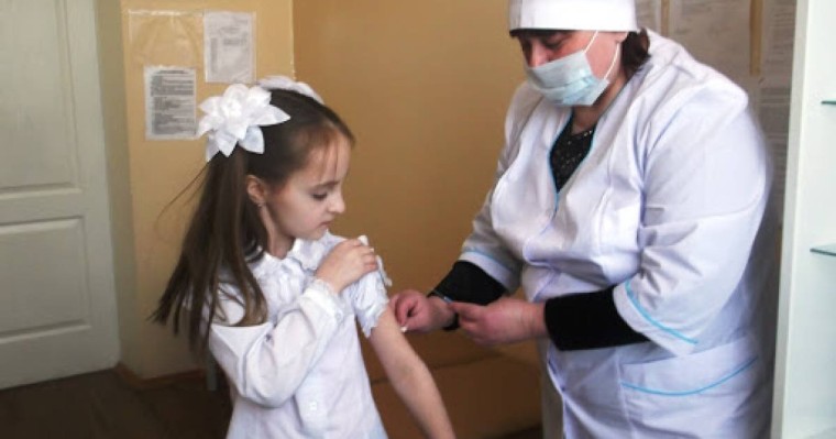 Оқушыларға COVID-19-ға қарсы вакцина мәжбүрлі түрде егіле ме: Министр жауап берді 