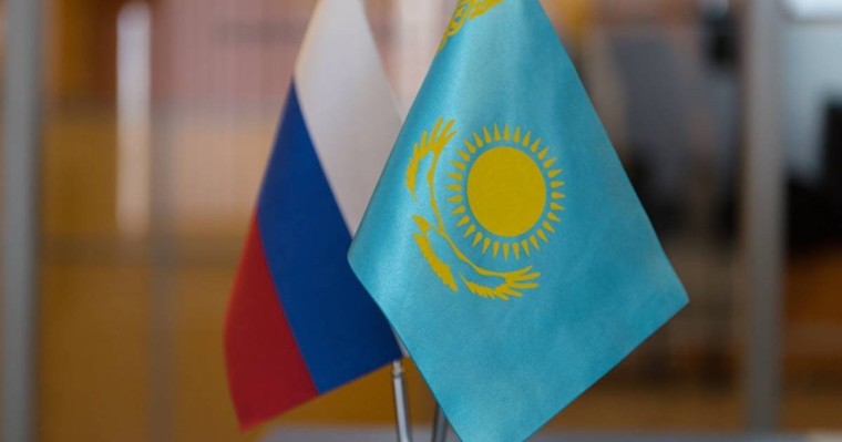 «Біз одақтаспыз әрі доспыз»: Ресей Қазақстанға тиесілі құпия құжаттарды берді