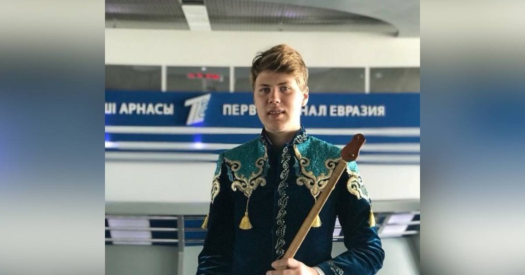 "Балқадиша" әнін домбырамен шебер орындаған орыс жігіт жұртты таң қалдырды (видео)