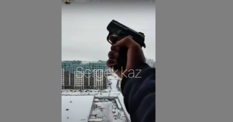 «Алматы - біздікі!»: Интернетте қарулы жігіттердің видеолары тарады