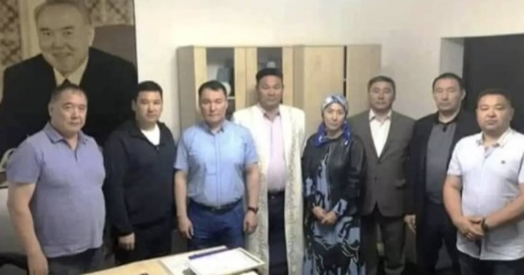 "Мінберін сақтап қалу үшін мүфтият басшылығына қара уылдырықты ай сайын жіберіп тұрады": Атырау мешітінің қызметкерлері имамның үстінен арызданды