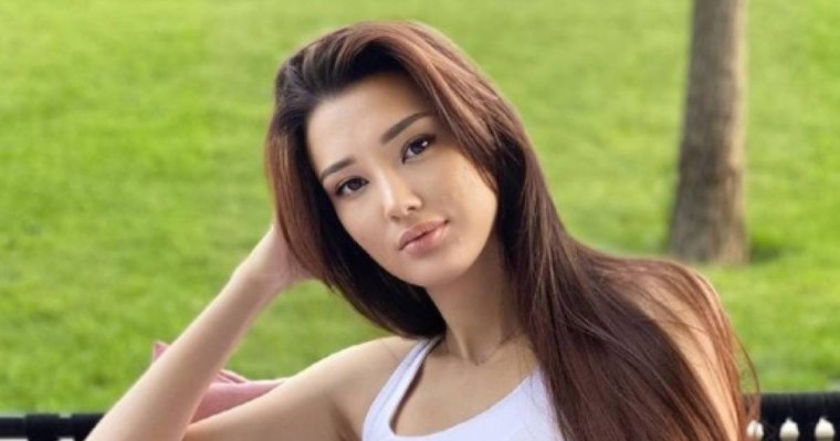 Сабина Алтынбекова анасымен бірге түскен сүйкімді суретін жариялады