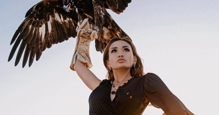 Алмас Тоқабаев: Супермамаситаның "табиғи" еріндері шүршиіп, көтені диванда байыз таппай сырғақтап кетеді екен