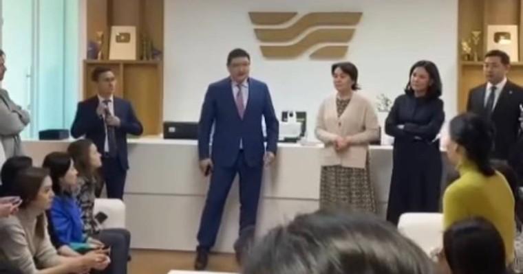 Хабарлықтар Берік Уәлиден жалақыларын көтеруді талап етіп жатыр