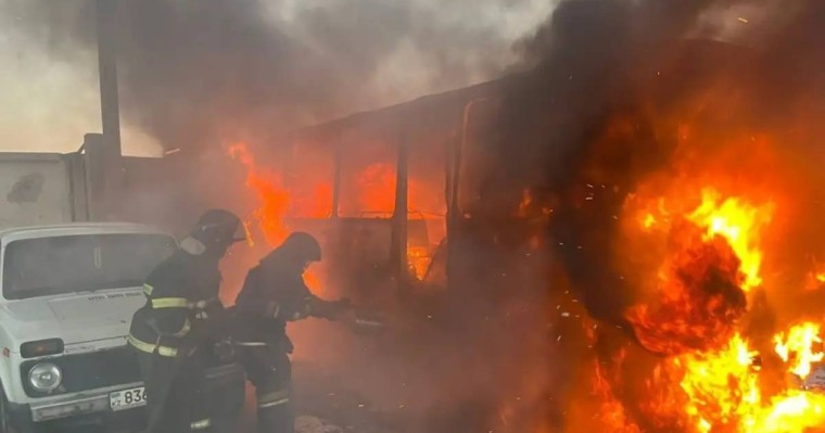 Оралда автобус өртеніп, жүргізушісі ауруханаға жеткізілді