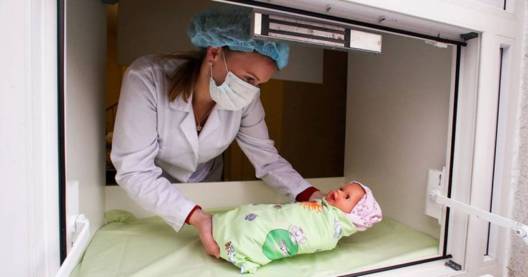 "Сәбиді дәретханаға тастамаңыздар!". Алматыда нәрестелерге арналған бокстар орнатылды