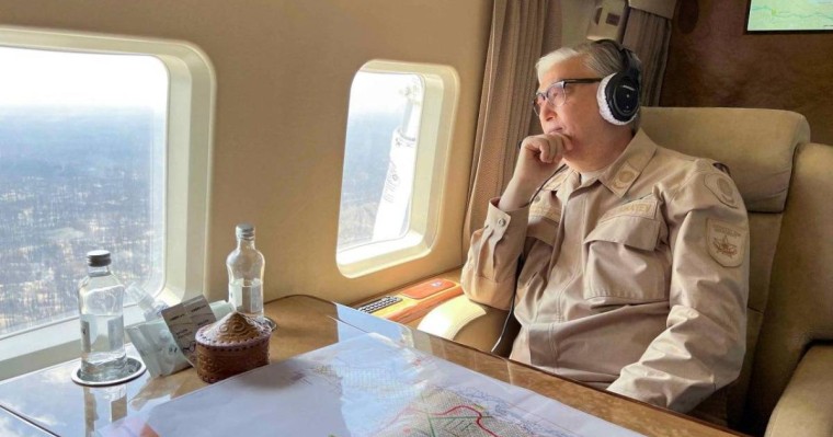 Президент Абай облысындағы өрт аумағын тікұшақпен аралап көрді