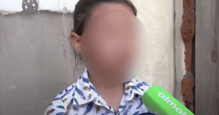 «Қонақүйге 2 мың теңге берді»: 8 жасар қыз өзін ұрлап әкеткен адамның не істегенін айтып берді (ВИДЕО)