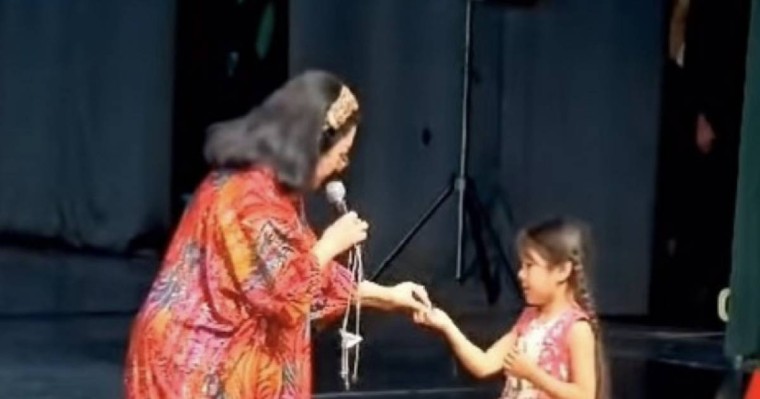 Мақпал Жүнісова сахнада кішкентай қызға ерекше сыйлық жасады (видео)