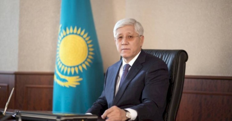 Экс-әкім Амандық Баталов некесіз туған қызына зейнетақысынан 42 500 теңге алимент төлейді