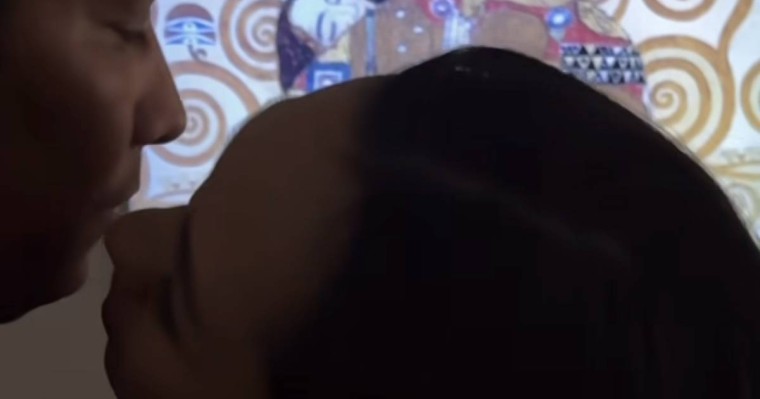 “Түсірген үлкен ұлымыз”: 40 жасар Роза коуч түнде күйеуімен сүйіскен видеосын жариялады