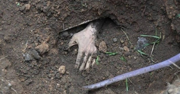 Бұрынғы мектептің ауласынан 215 баланың мәйіті табылды