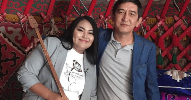 "Жылап отырмын": Атышулы айтыскер Айшолпан Тілеутай өзіне араша түскен Ринат Зайытовқа алғысын айтты