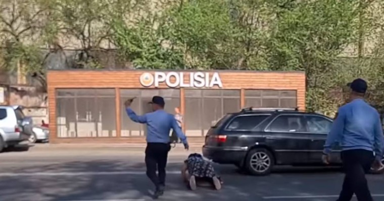 Полицейлерге наразылығын білдірген әйел көлік астына түсті (видео)