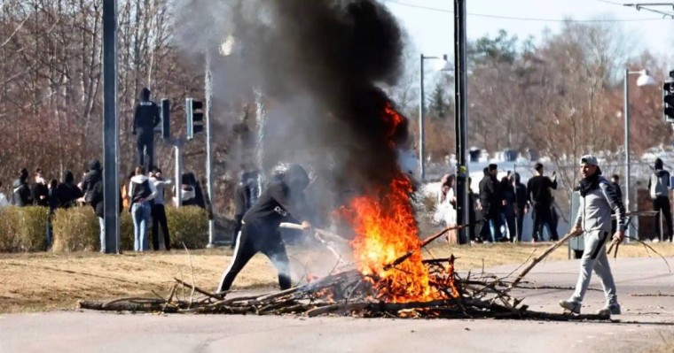 Швеция халқы Құранды өртеген саясаткерге қарсы шықты