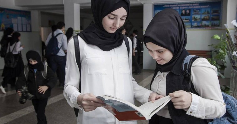 Жоғарғы сот хиджаб киетіндерді мектепке кіргізбеу заңсыз деп тапты