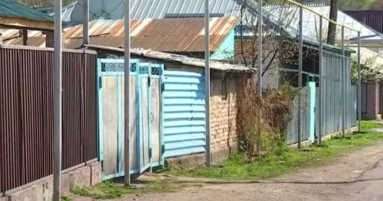 "Анасы оларды жалғыз қалдырып кеткен": Есікте 4 жастағы қыз зорланған отбасы туралы көршілері айтып берді