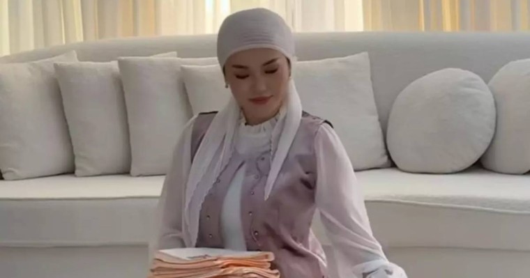 "Береке сезіліп тұр": ұлттық нақышта киінген Ерке Есмахан елді тәнті етті (видео)