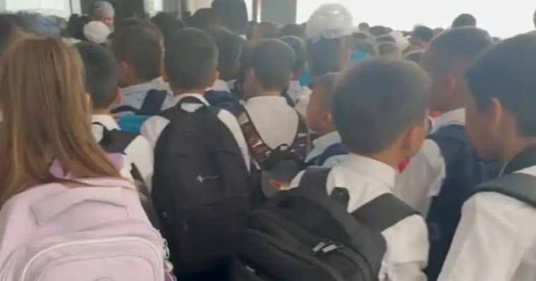 Ақтауда оқушылар мектепке кіреберісте тапталып қала жаздады