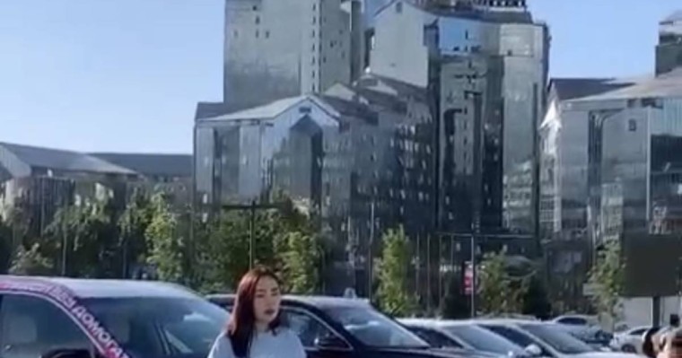 Жолаушы қыздарға алымсақтық жасады: Жаңа адамдар таксисттің үстінен түсті