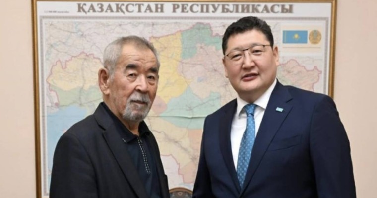 “Алаңдап қалған едік” - Ақын Жүрсін Ерман Президент кеңесшісімен кездесті