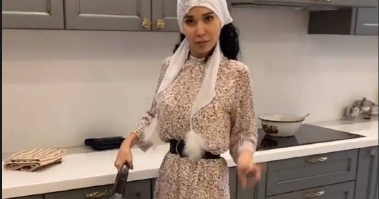 «Оқтау жұтқандай»: Айдарбековтердің жаңа келіні үй тірлігін жасап, сынға қалды (ВИДЕО)