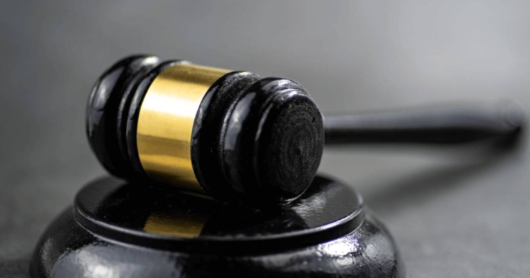 Астанада қоғамдық орында үлкен дәретке отырған ер адам 15 тәулікке қамалды