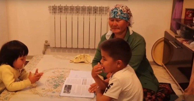 "Артында үш баласы қалды": Алаяқтық үшін сотталған жүкті әйелдің жақындары жазаны кейін өтеуге қалдыруын сұрайды