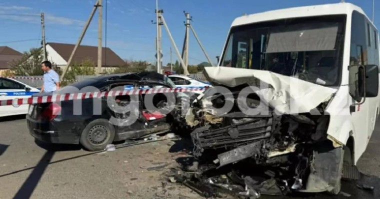 Оралда автокөлік жолаушылар автобусына соқтығысып, 11 адам зардап шекті