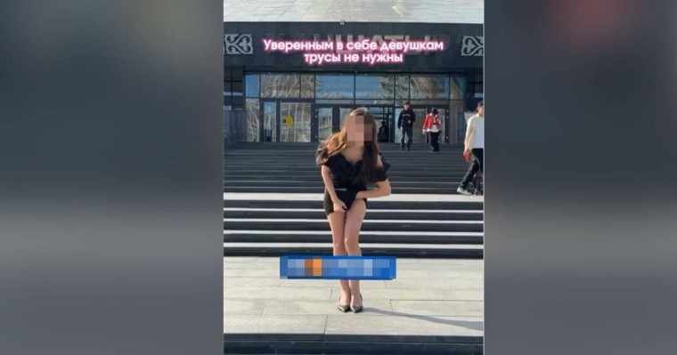 Астанада бойжеткен қоғамдық орында іш киімін шешіп, лақтырып жіберген