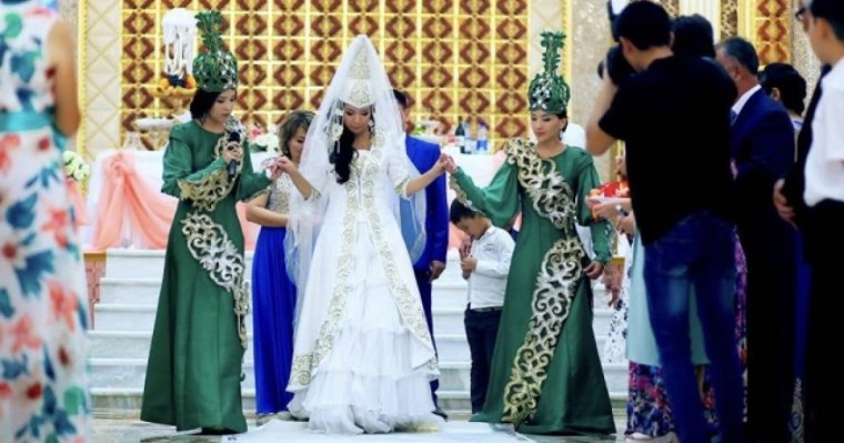 “Ұзатуда аналар өтірік жылайды” - асаба елдің ашуына тиді