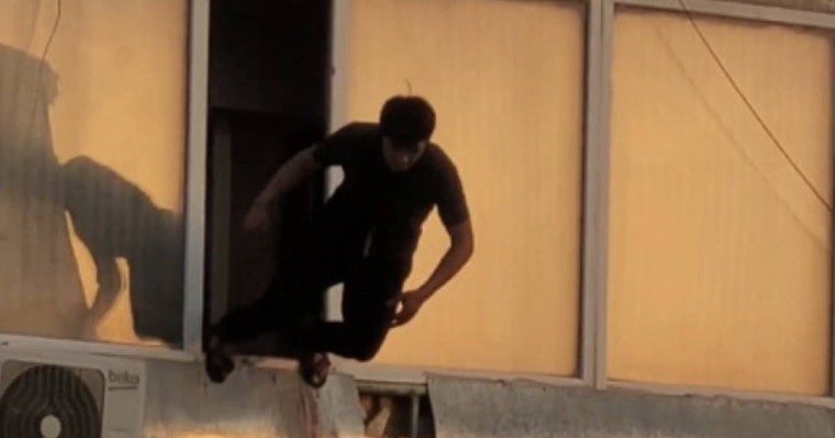 Ақтауда үсті-басы қанжоса ер адам 4-қабаттан секіріп кетті