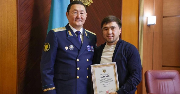 Бас прокурор чемпион Елдос Сметовті қабылдап, оған бағалы сыйлық берді