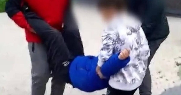 7 жасар баланы 12-қабаттан лақтырмақ болған: Астаналық оқушылардың ата-аналары жазаланады