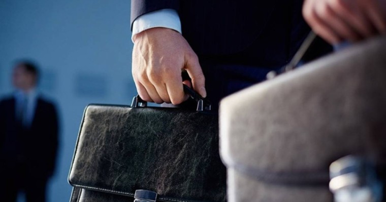 Садыр Жапаров 2026 жылға дейін шенеуніктердің айлығын көтеруге тыйым салды