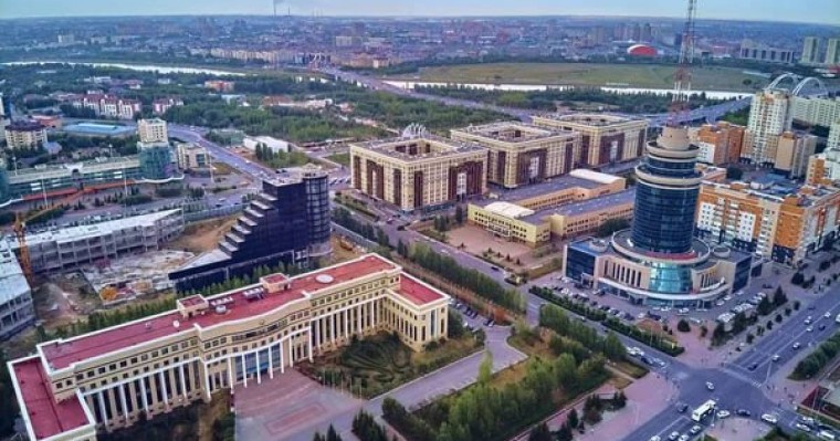 Жасөспірімдер бесінші қабаттан баланы тастап жіберемін деп қорқытқан