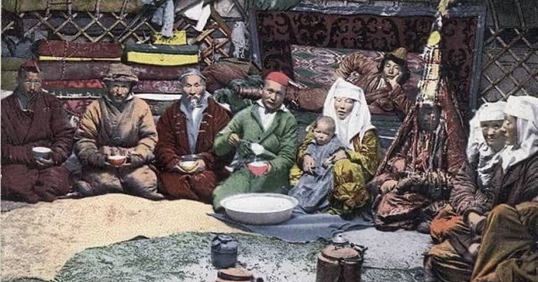 «Жеті апаны да білуі керек»: Танымал автор шежіреге әйелдердің де есімін жазуды ұсынды