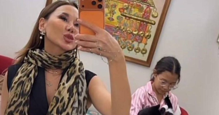 «Өзінің бес баласын тастап, біреудің баласын бағып жатыр»: Динара Сәтжан қызының әдемі бөлмесін көрсетті, жұрт күйеуін сынады  