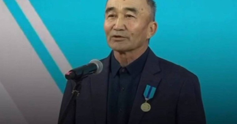 “20 жыл”: Марапат алған көше сыпырушысына ел тамсануда