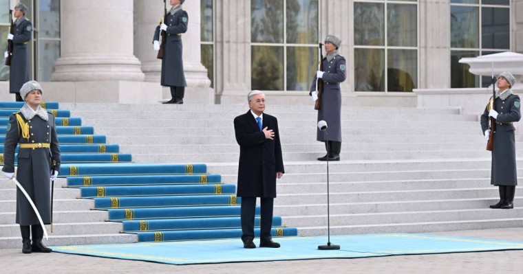 "Келешегіне сеніммен қарайтын озық ойлы ұлт ретінде қалыптасып келеміз": Тоқаев қазақстандықтарды Республика күнімен құттықтады