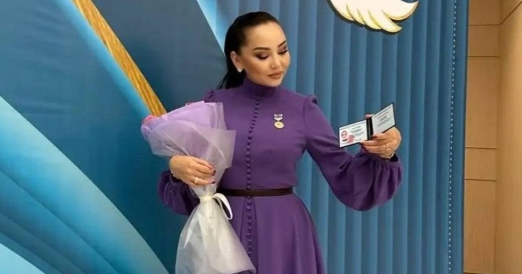 Баян Алагөзова «Қазақстанның еңбек сіңірген қайраткері» атағын алды