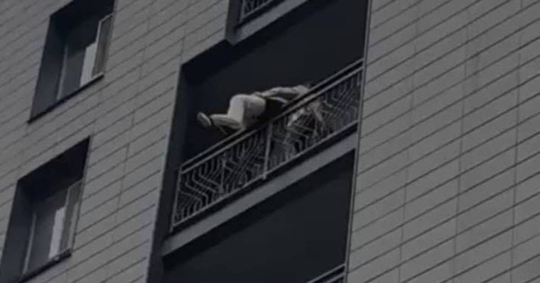 Алматыда суицид жасамақ болған қыз тоғызыншы қабаттан құлап аман қалды