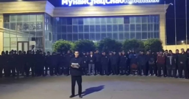 Жаңаөзенде мұнайшылар еңбек құқығы бұзылғанын айтып, ереуілге шықты (видео)