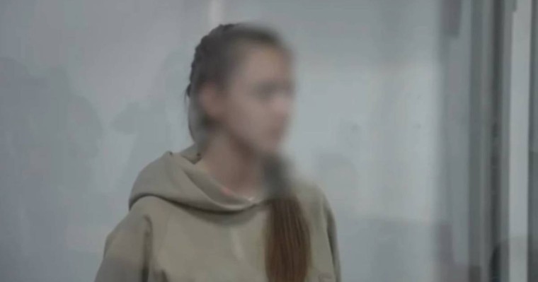 «Қатты өкінемін»: Қазақтарды «мамбетке» теңеген блогер сотта жылап жіберді