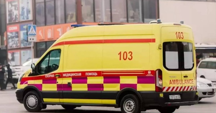 Астанада тұрғын үйдің сыртқы қаптамасы опырылып түсті: бес адам зардап шекті