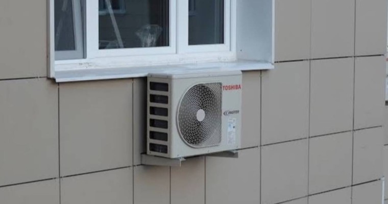 Астанада фельдшердің басына кірпіш қаптамасы мен кондиционер құлаған