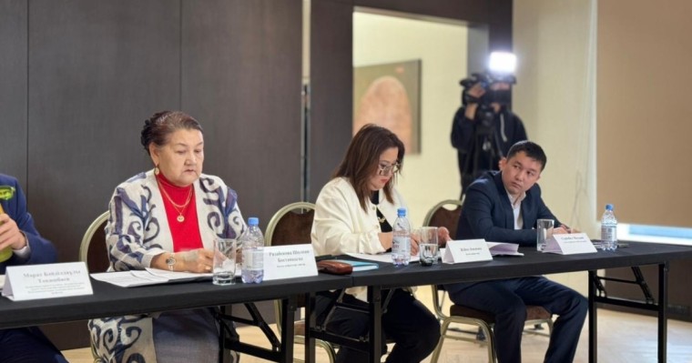 “Арсыз дүниелердің ықпалына қарсымыз”. Алматыда ЛГБТ насихатына қарсы заң талқыланды
